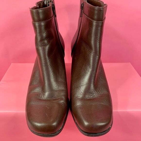 BROWN LEATHER ANKLE BOOTS SIZE 8.5 St. JOHN’s BAY - Picture 3 of 6